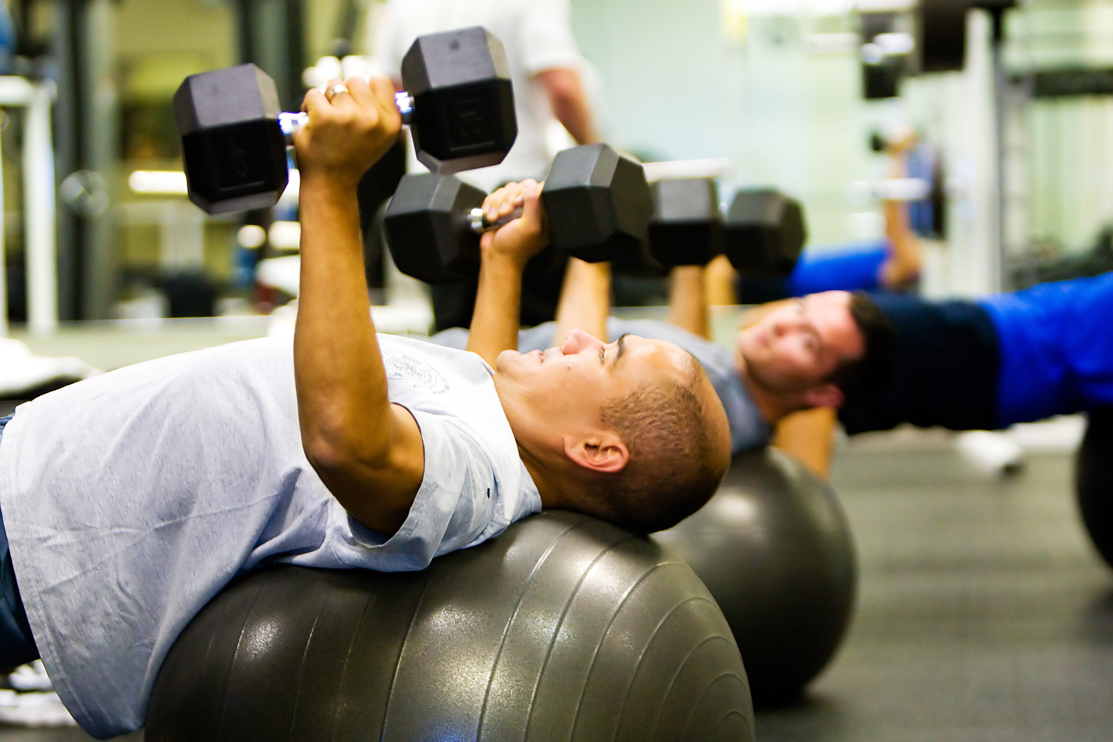 Improve stability. Fat man in the Gym. Обычный GHR. Fatty man in Gym. ДВМ восстановление спорт.